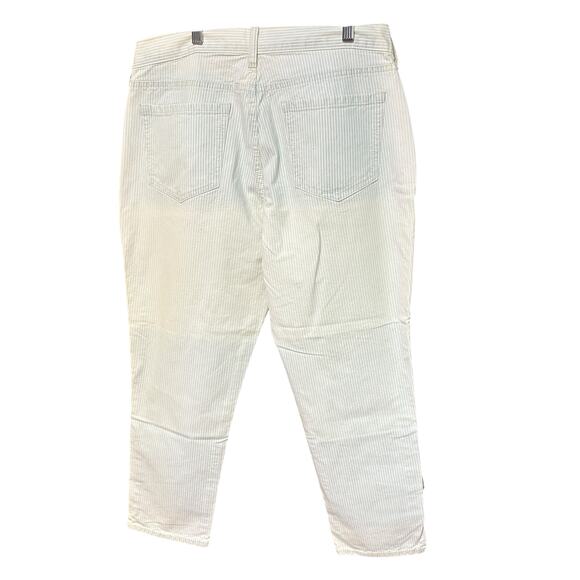 Old Navy Boyfriend Style Blue& Wht Pin Stripe Denim 5 Pocket Capri Pants 12 - Picture 4 of 9